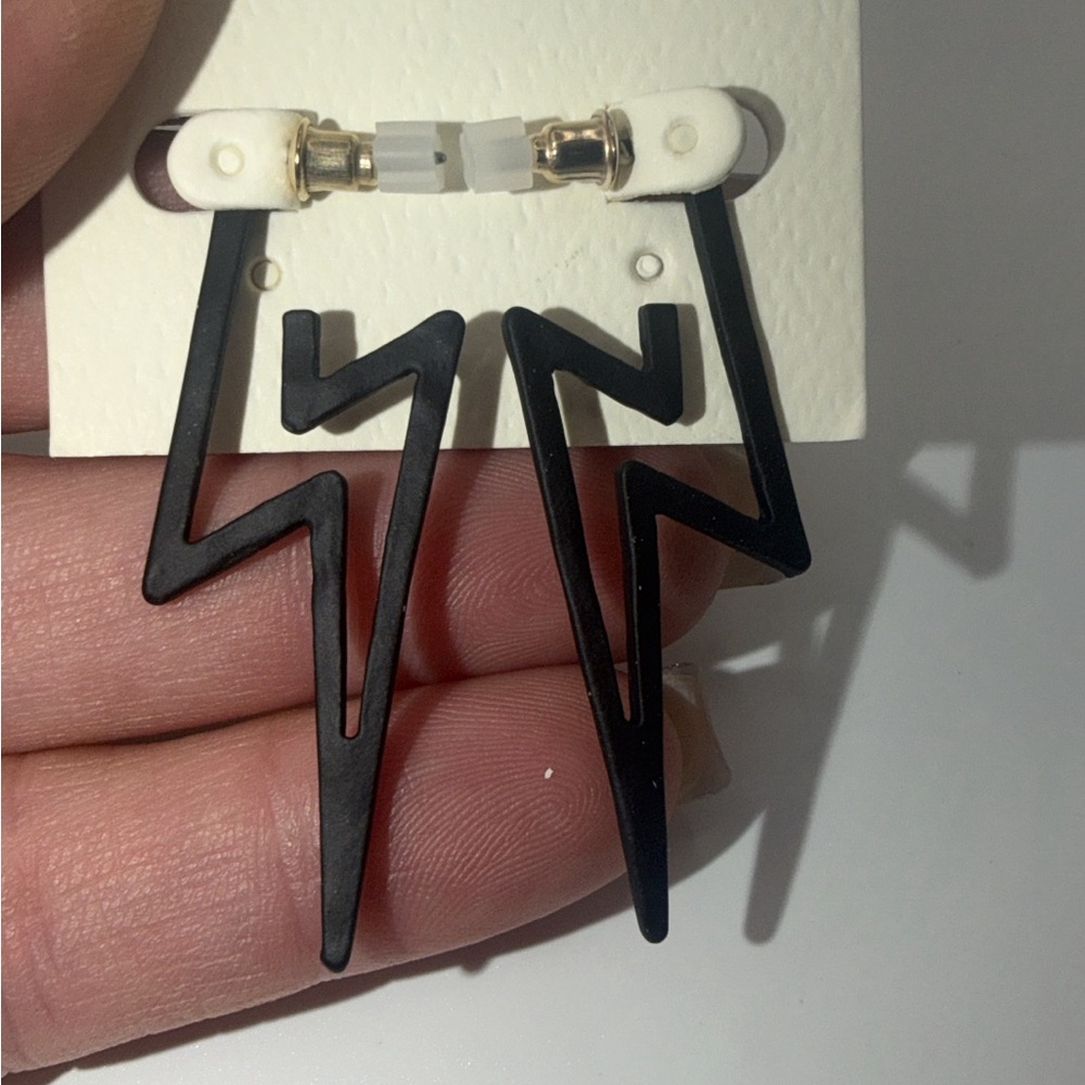 ❤️Clover Black Lightning Bolt Earrings - Picture 2 of 2